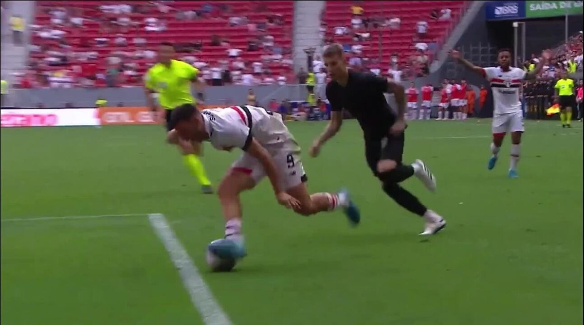 CBF divulga diálogos do VAR em expulsões e pênalti no Majestoso contra Corinthians.