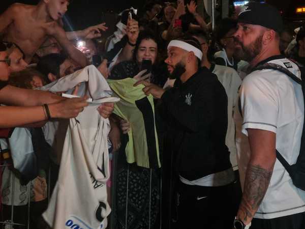 COBIÇADO! Torcedores cercam Memphis na chegada do Corinthians em Brasília