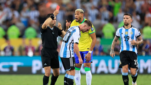 Joelinton é expulso durante o jogo entre Brasil e Argentina