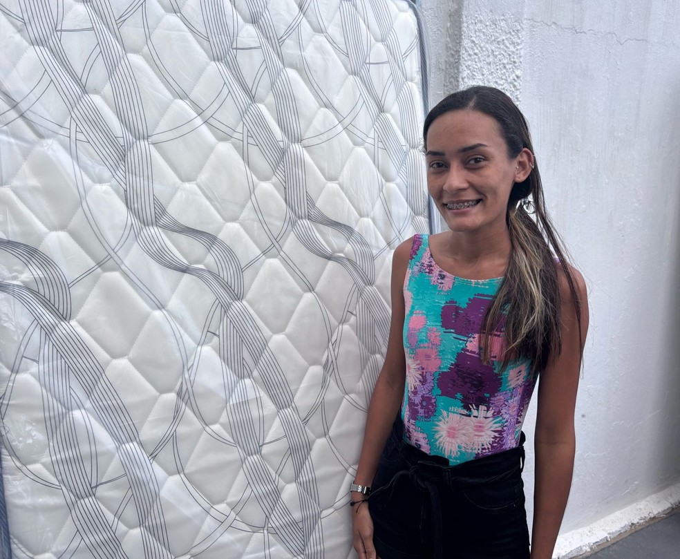 Érica dos Santos foi sorteada com colchão no Instituto Aloísio Chulapa — Foto: Denison Roma/Ge