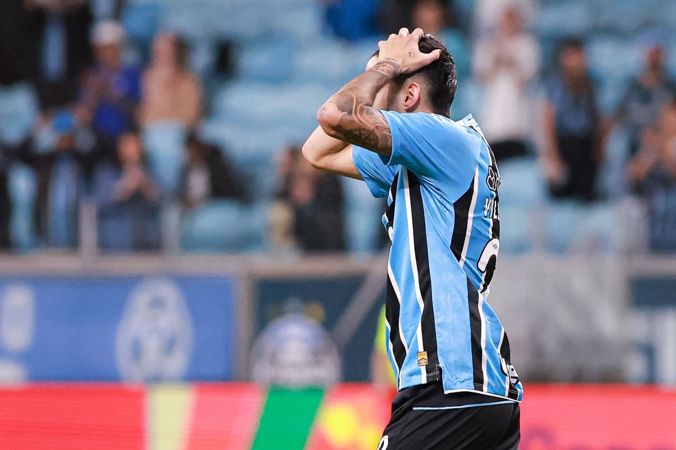 Villasanti leva mãos à cabeça durante Grêmio x CSA — Foto: Maxi Franzoi/AGIF