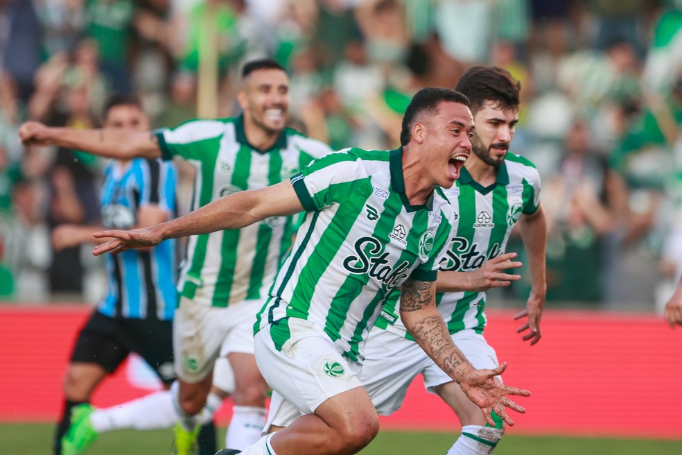 Luis Mandaca, do Juventude, comemora seu gol contra o Grêmio, no Campeonato Gaúcho 2025 — Foto: Luiz Erbes/AGIF
