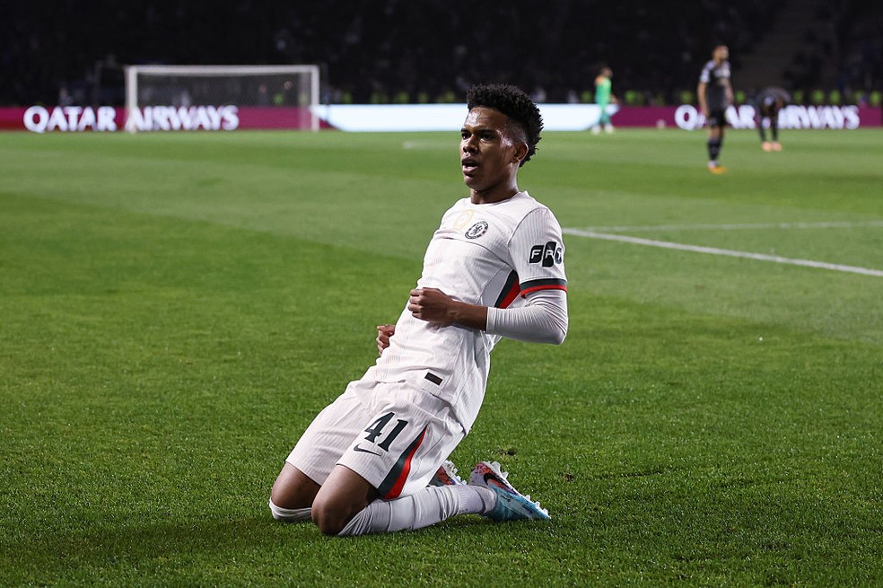 Estêvão comemora gol em Qarabag x Chelsea — Foto: Darren Walsh/Chelsea FC via Getty Images