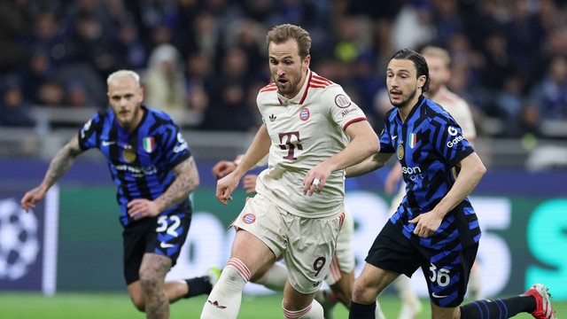 Harry Kane carrega bola em Inter x Bayern