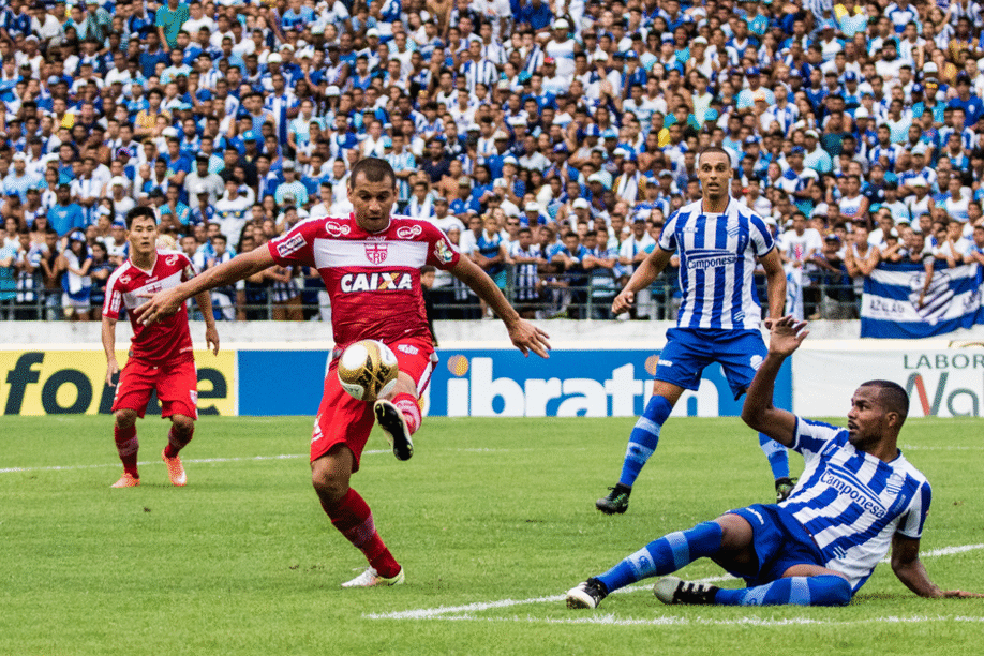Neto Baiano marcou na final do Alagoano de 2017 — Foto: Jonathan Lins/G1