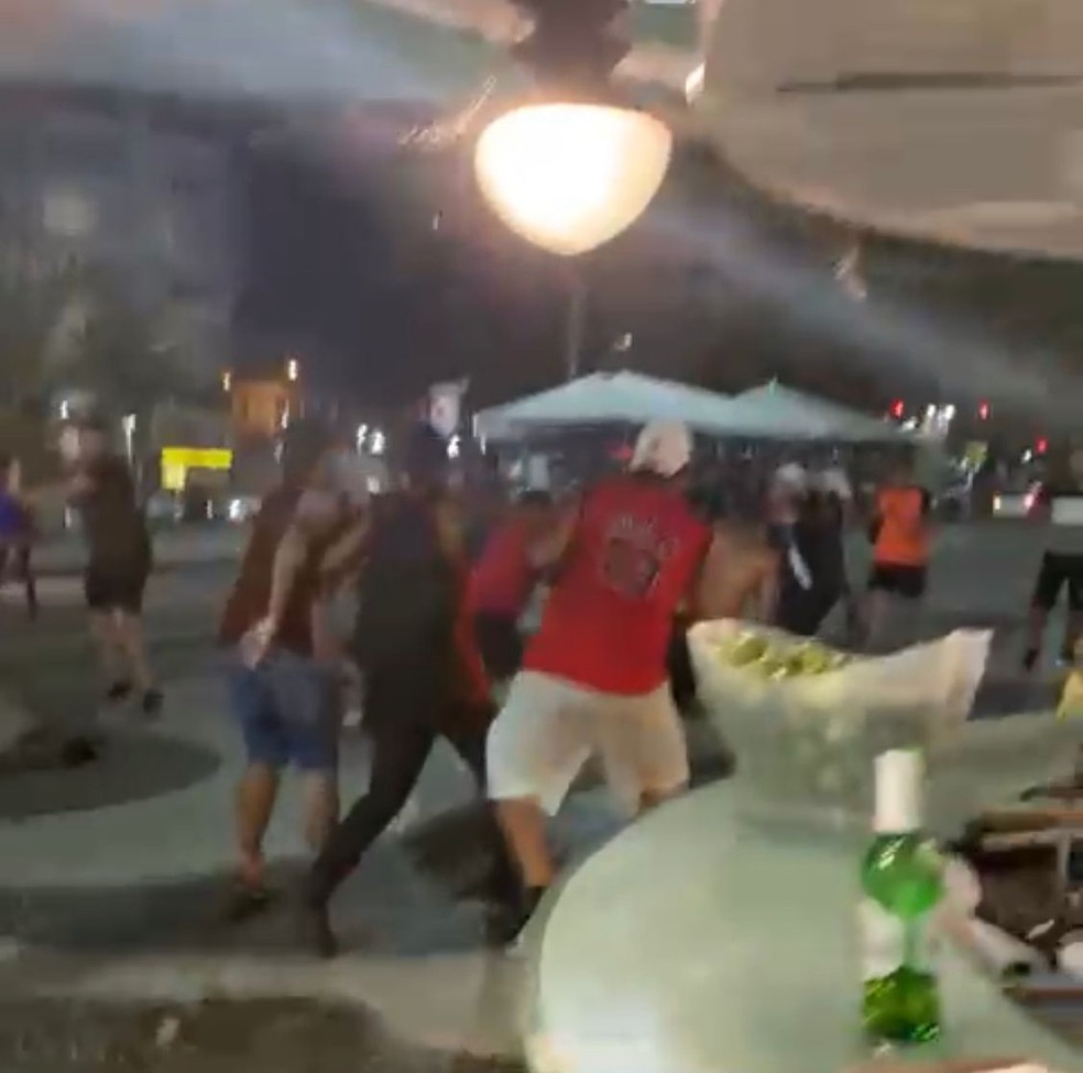 Torcedores do Flamengo e do Olimpia brigam e destroem bar em Copacabana — Foto: Reprodução