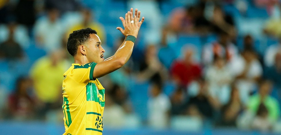 Juan Christian comemora golaço decisivo pelo Cuiabá na Série B — Foto: AssCom Dourado