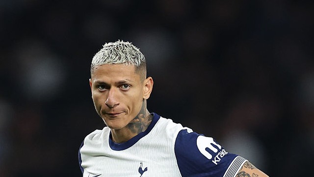 Nas quartas de final da Liga Europa, Richarlison volta aos gramados após dois meses parado por lesão