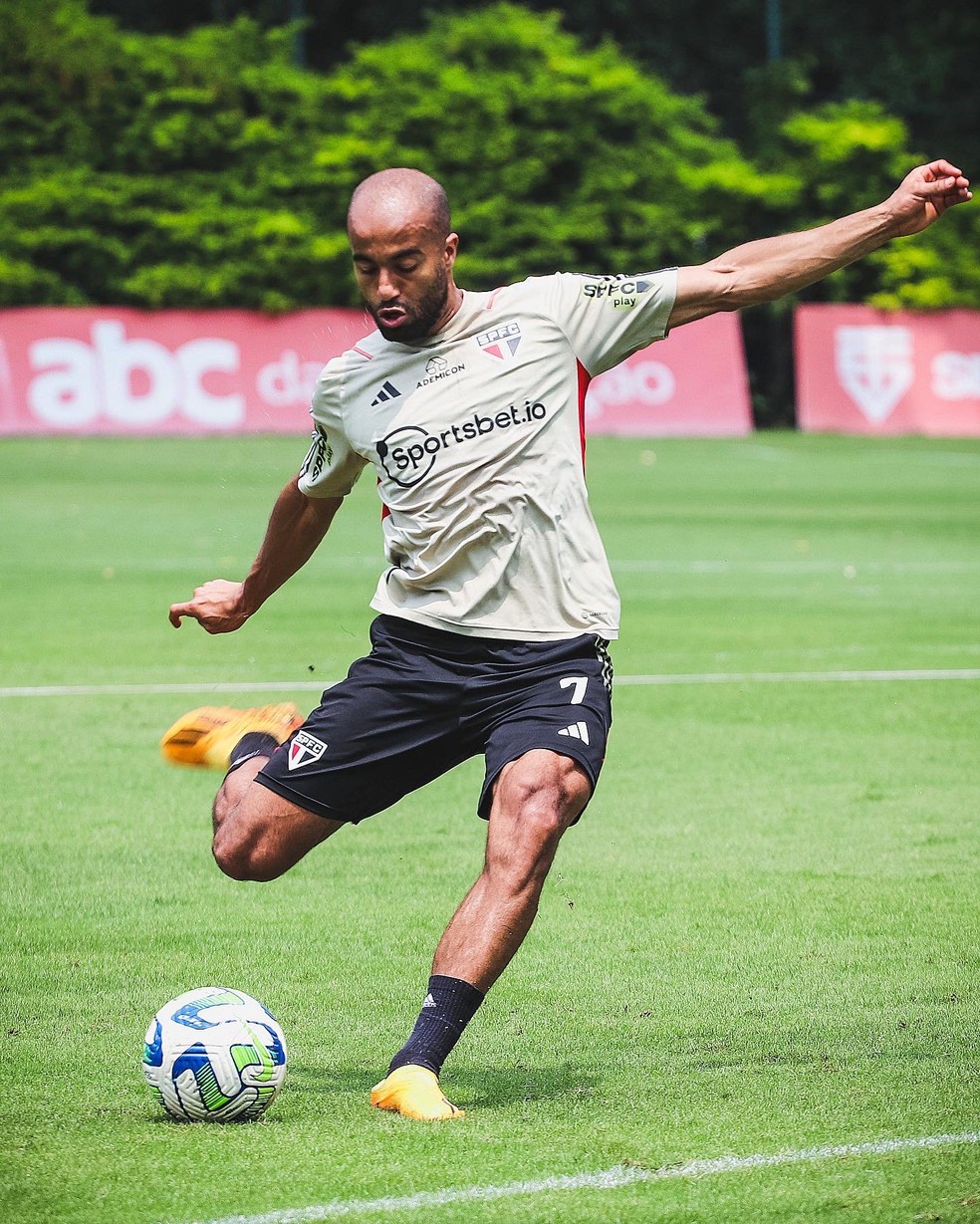 Lucas no treino do São Paulo — Foto: São Paulo FC