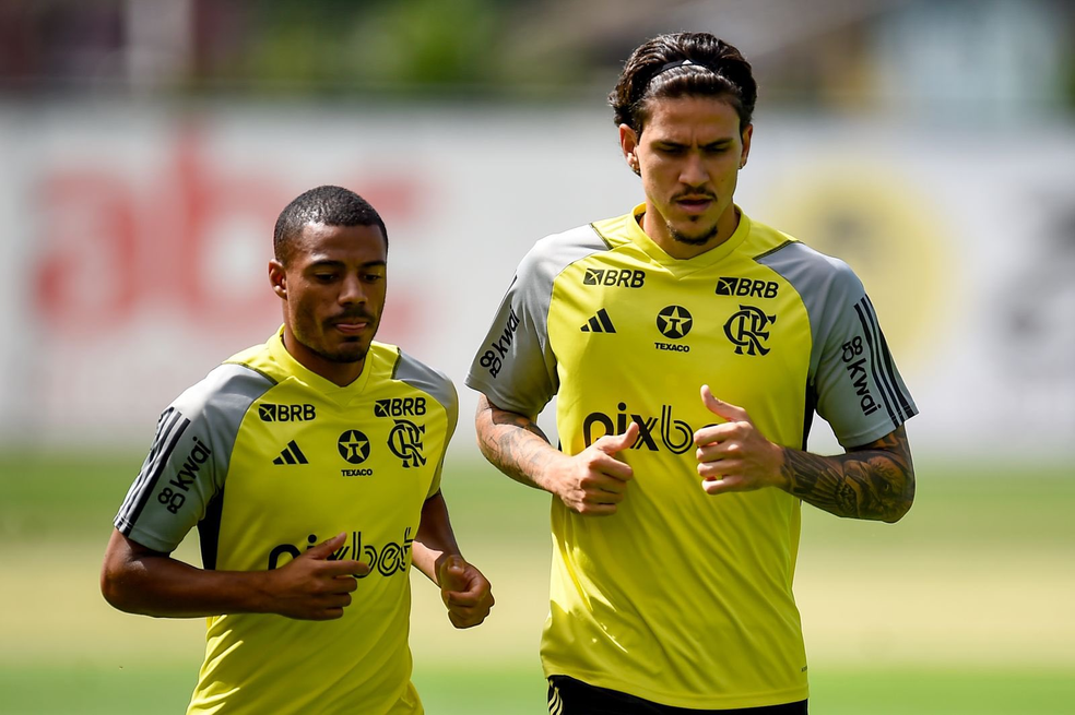 De la Cruz e Pedro treinaram neste sábado, mas começam no banco em Palmeiras x Flamengo — Foto: Marcelo Cortes/Flamengo
