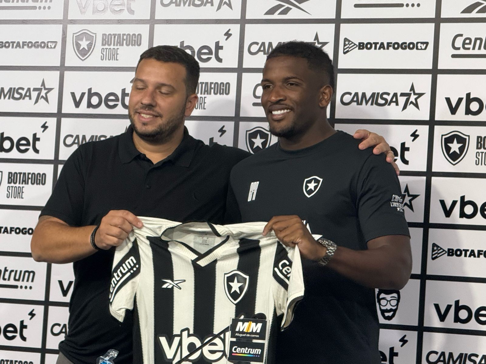 Elias Manoel é apresentado no Botafogo