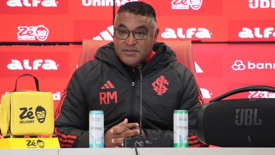 Roger justifica atuação ruim em vitória: "Trinta dias sem jogo tira o ritmo de todos" - Técnico valoriza entrega dos jogadores para conseguir resultado nos acréscimos