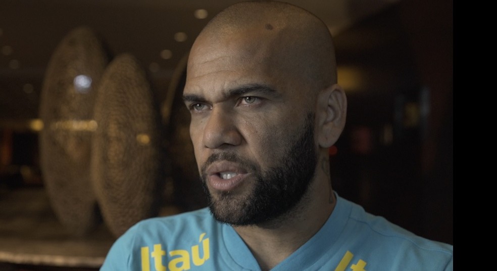 Daniel Alves rebate comparações com Robinho e diz que recusou visitas de amigos