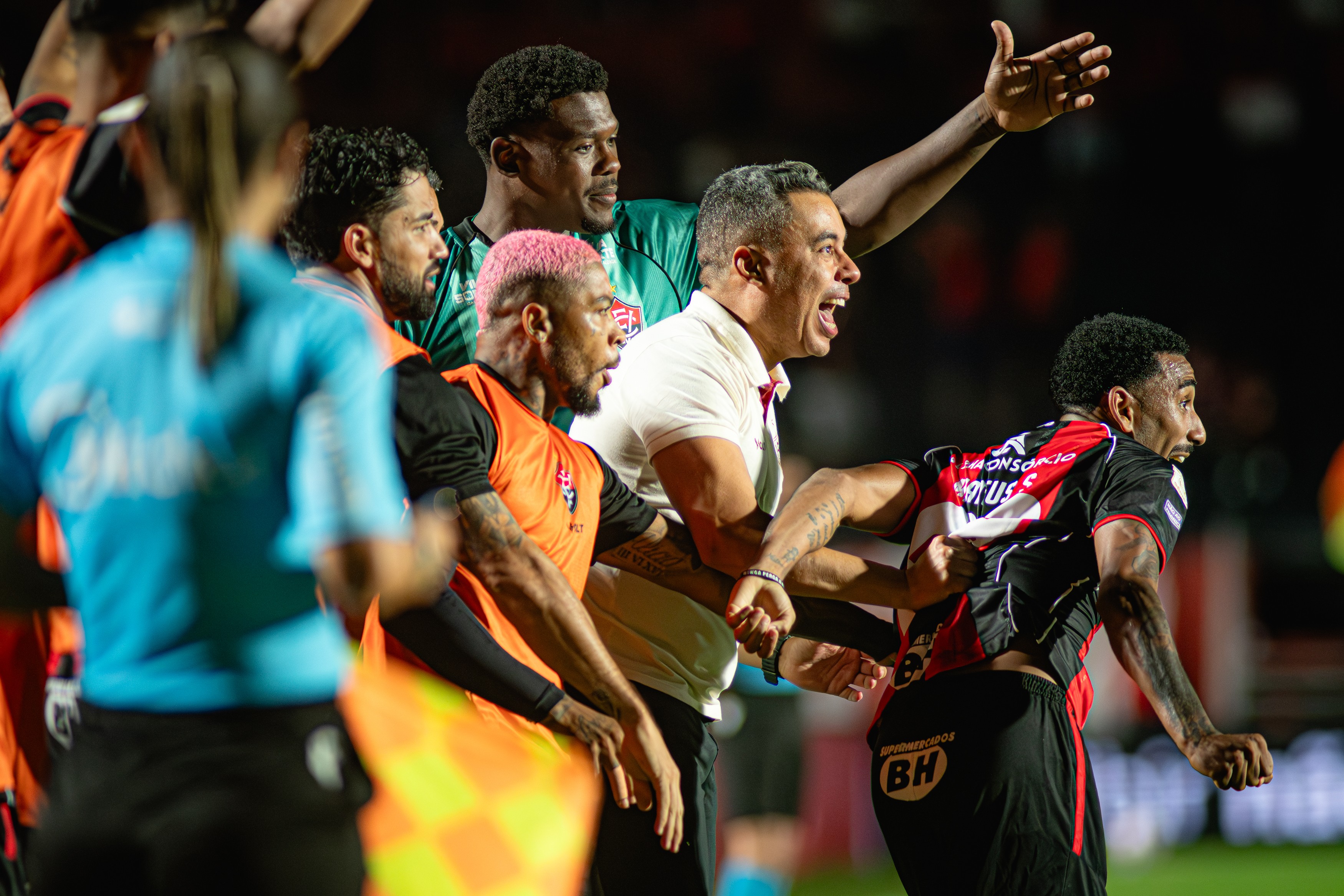 Jair Ventura exalta goleada do Vitória e pede goleiro na Seleção: "Ancelotti, dá uma olhadinha"