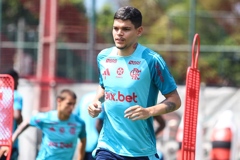 Ayrton Lucas em treino do Flamengo � Foto: Gilvan de Souza / CRF