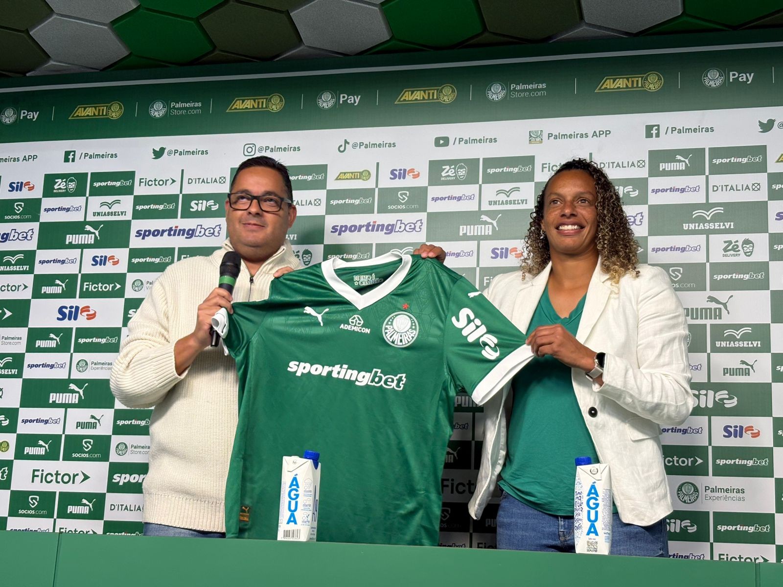 Treinadora ex-jogadora projeta futuro promissor para equipe alviverde