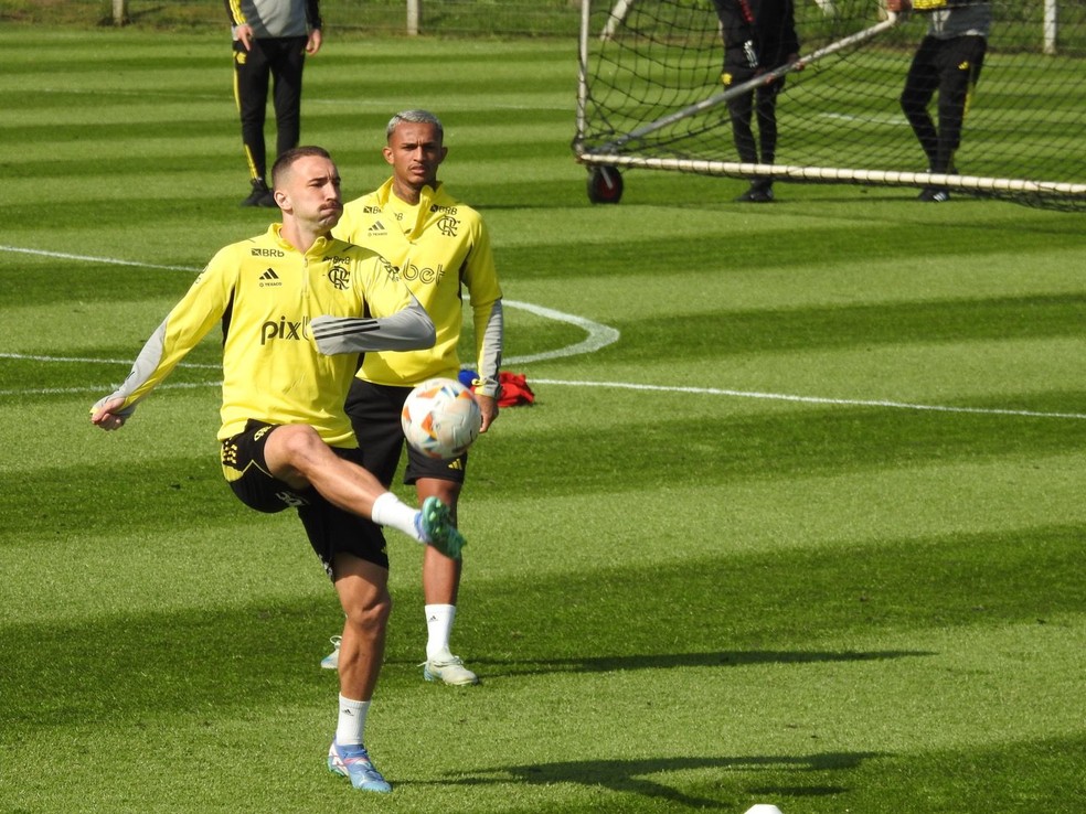 Léo Ortiz em treinamento do Flamengo para enfrentar o Peñarol — Foto: Fred Gomes / ge