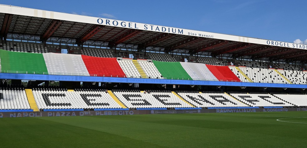 Estádio Dino Manuzzi, do Cesena, da Itália, tem gramado sintético  — Foto: Getty Images