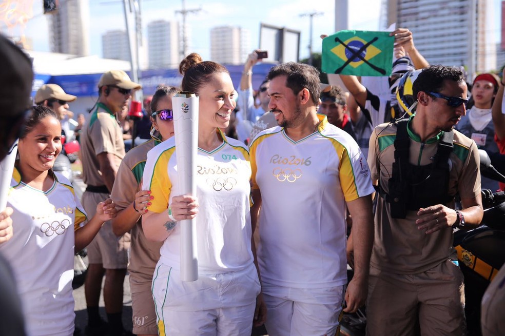 Solange e Xand com a tocha olímpica em 2016 — Foto: Nara Fassi- Ag.FPontes- Divulgacao