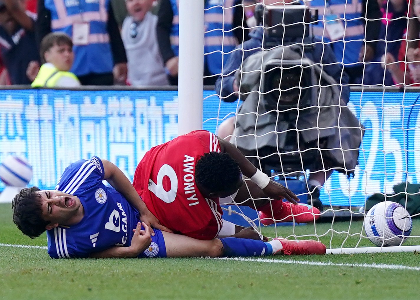 Atacante do Nottingham Forest deixa coma induzido após cirurgia