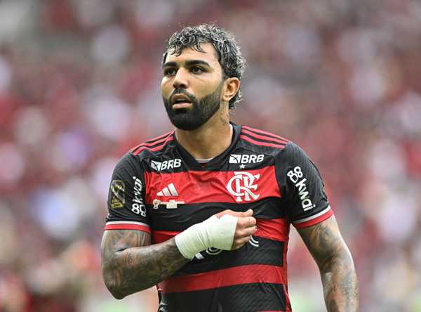 Gabigol critica decisão da diretoria do Flamengo e assistirá jogo na arquibancada.