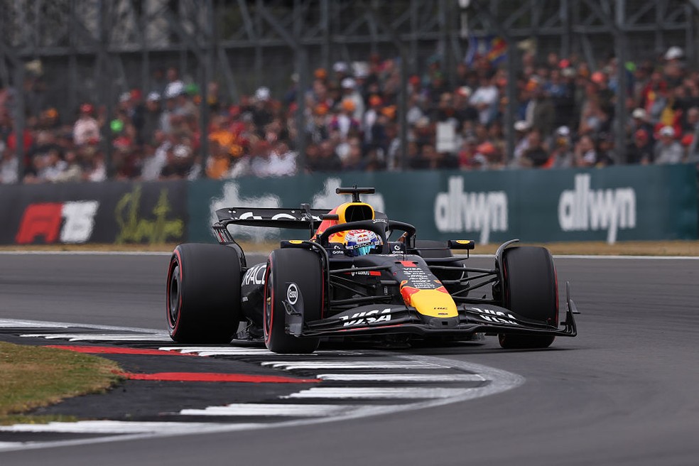 Max Verstappen faz a pole position para o GP da Inglaterra de F1 em 2025 — Foto: Glenn Dunbar/LAT Images