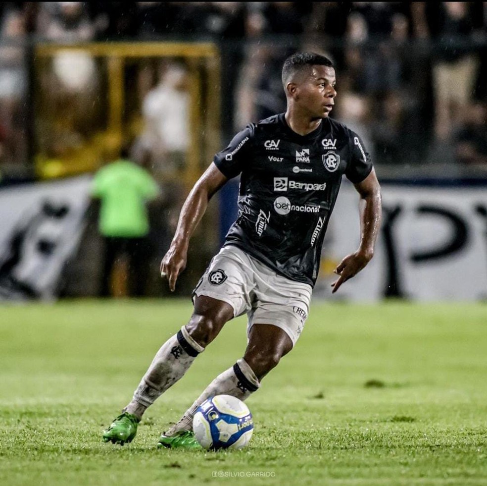 Diogo Batista em campo pelo Remo na partida contra o São Bernardo — Foto: Silvio Garrido