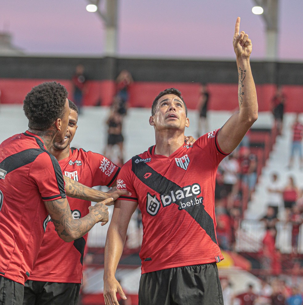Sandro Lima comemora gol contra o Volta Redonda — Foto: Bruno Corsino / Atlético-GO
