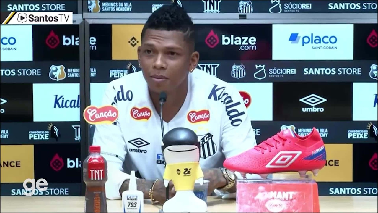 Apresentação do atacante Billy Arce, novo reforço do Santos