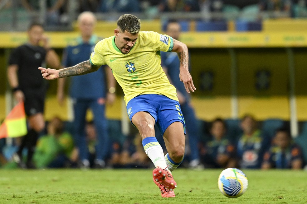 Bruno Guimarães, Brasil x Uruguai — Foto: Richard Callis/Eurasia Sport Images/Getty Images)