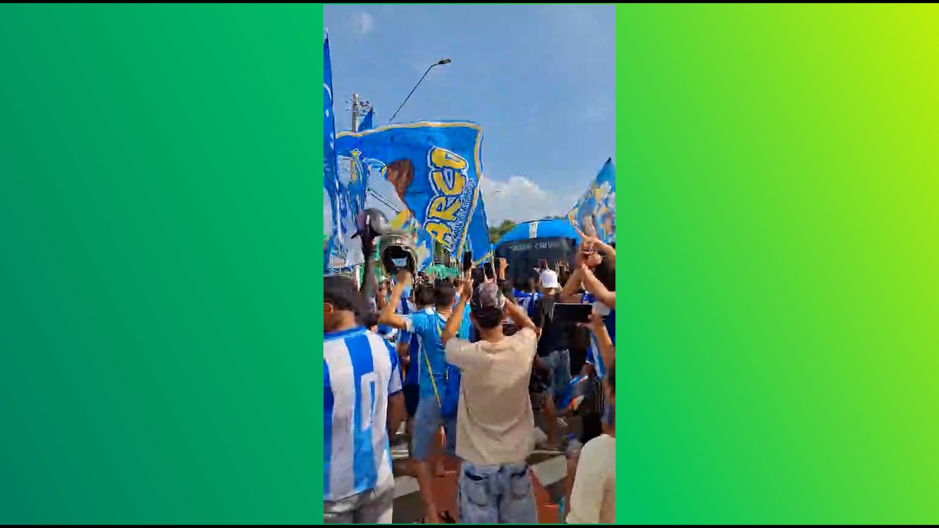 Torcida do Paysandu toma o aeroporto de Belém antes de jogo que vale o acesso