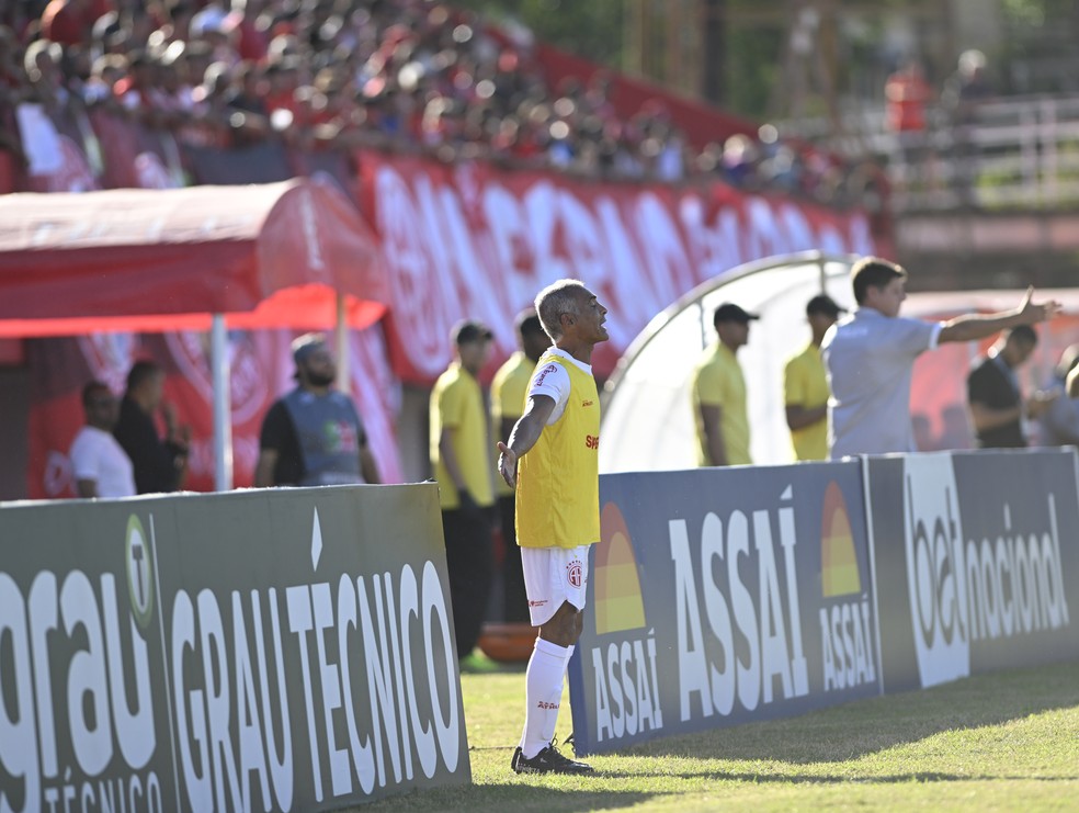 Romário com colete e uniformizado à beira do campo em America x Araruama — Foto: André Durão