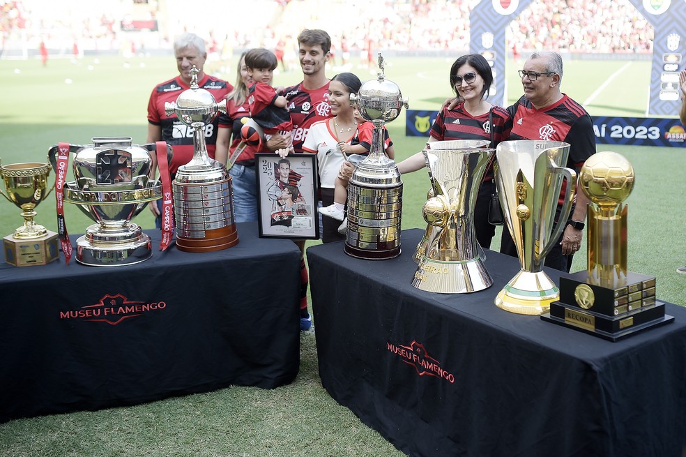 Rodrigo Caio posa com a família no Maracanã — Foto: Alexandre Loureiro/AGIF