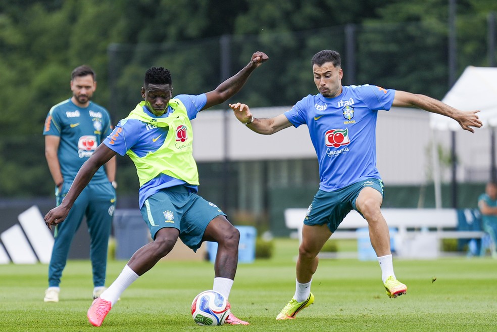 Luiz Henrique e Gabriel Martinelli em treino da seleção - substituto de Raphinha