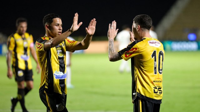 Reidiney e Rômulo comemoram gol do Novorizontino contra o Goiás