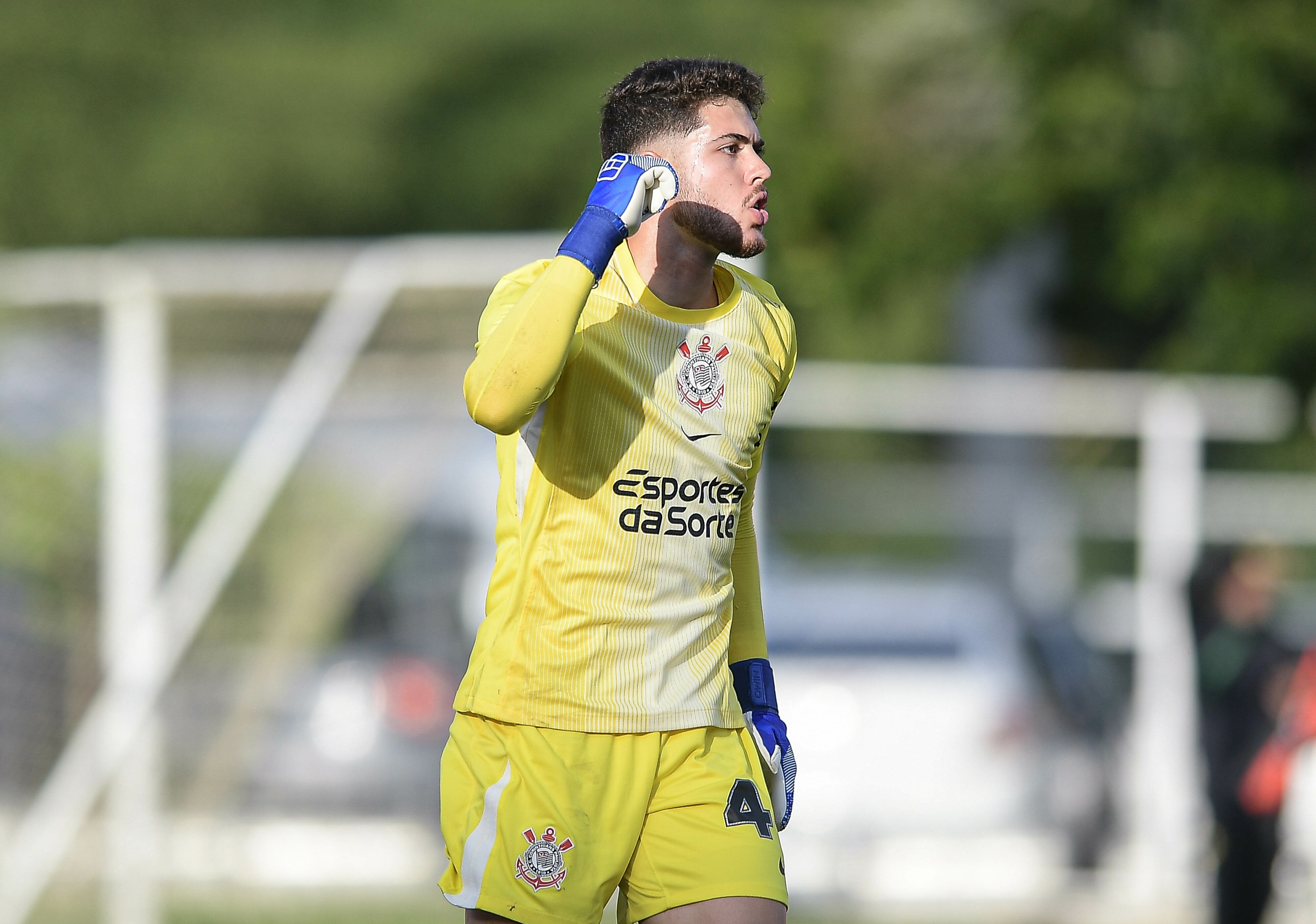 Jovem goleiro impressiona e mantém sequência de vitórias do Corinthians