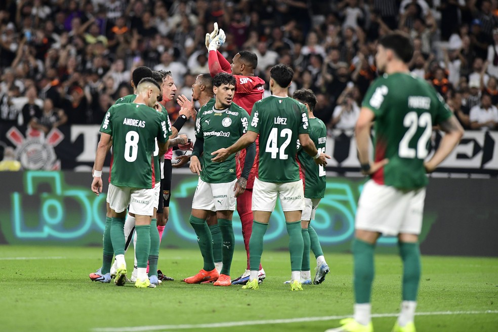 Jogadores do Palmeiras reclamam com Raphael Claus — Foto: Marcos Ribolli