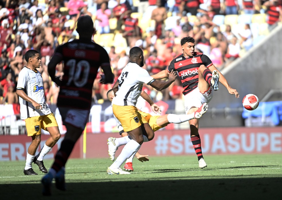 Victor Hugo não foi bem contra o Volta Redonda; depois desse jogo, o garoto cresceu muito e passou a atuar perto do gol — Foto: André Durão/ge