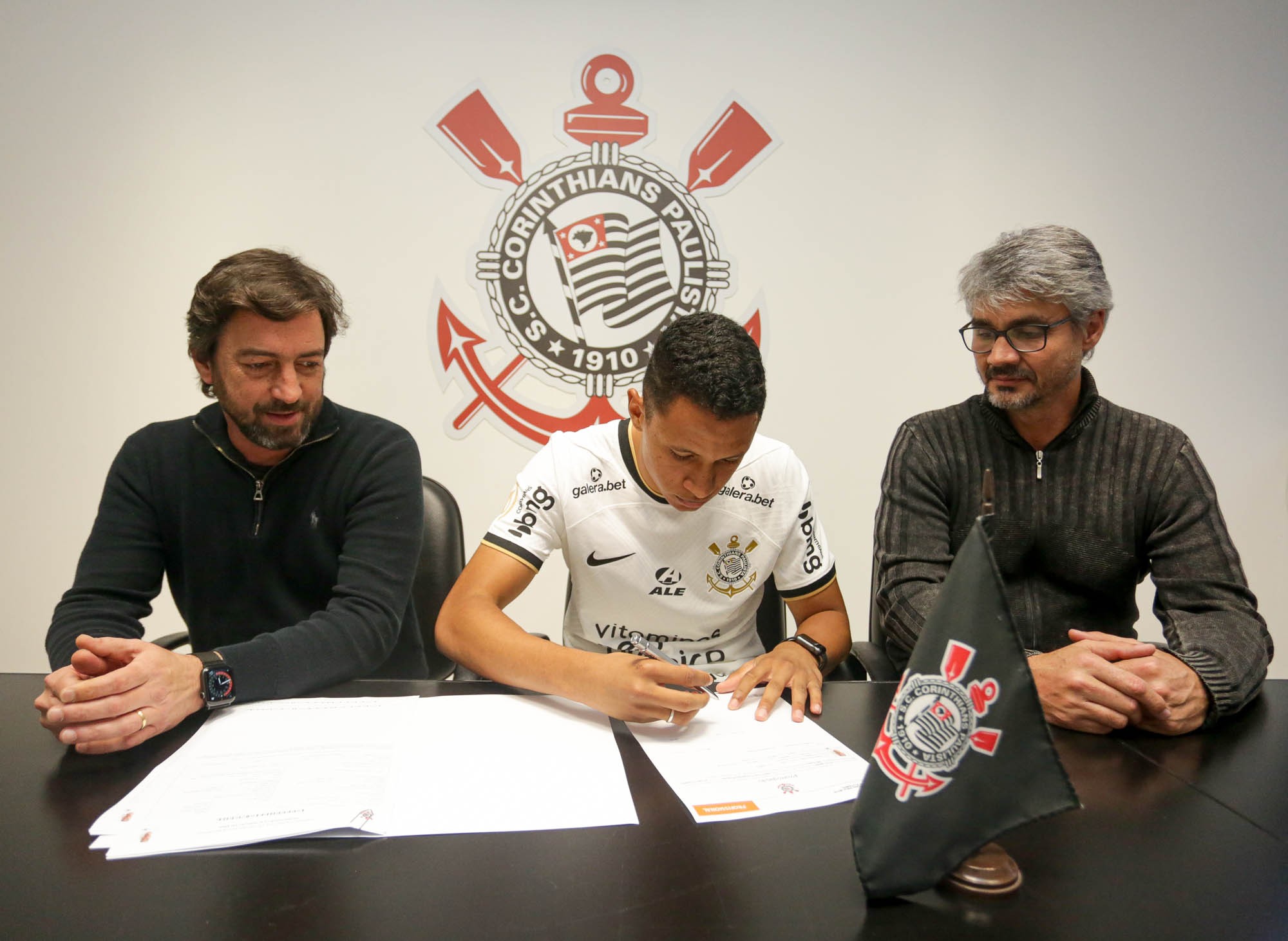 Corinthians renova contrato de Arthur Sousa, artilheiro do sub-20 | Ge