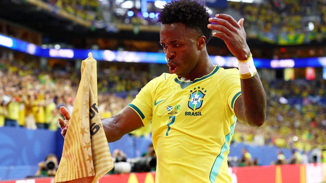 Vini Jr dança na bandeira de escanteio em Brasil x Escócia