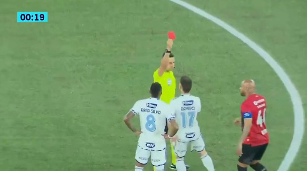 Rafa Silva, do Cruzeiro, dá cotovelada em adversário com três segundos de jogo e é expulso — Foto: Reprodução/RPC