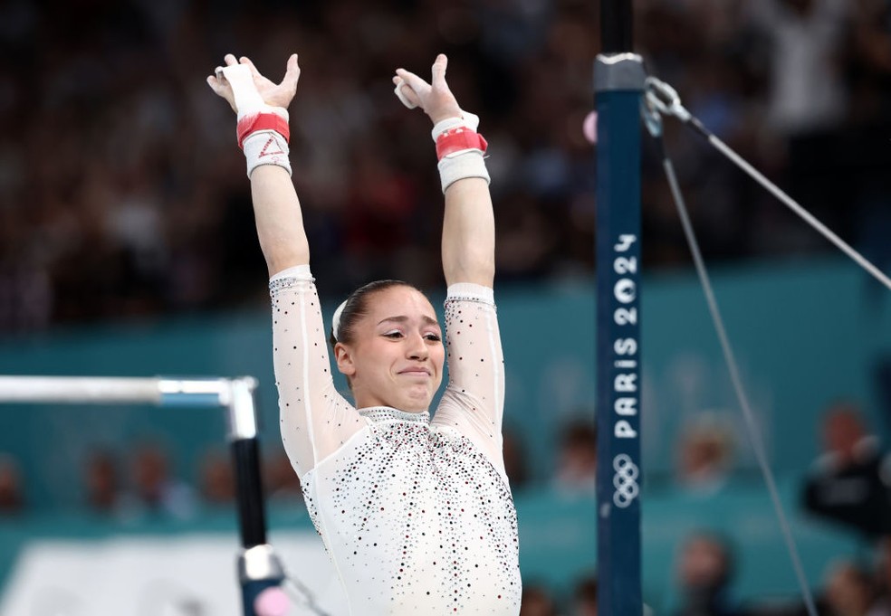 Kaylia Nemour se emociona na saída da apresentação das barras assimétricas nos Jogos Olímpicos de Paris 2024 — Foto: Naomi Baker/Getty Images
