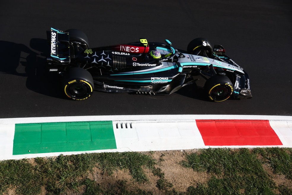 Lewis Hamilton lidera segundo treino livre do GP da Itália da F1 em 2024 — Foto: Jakub Porzycki/NurPhoto via Getty Images