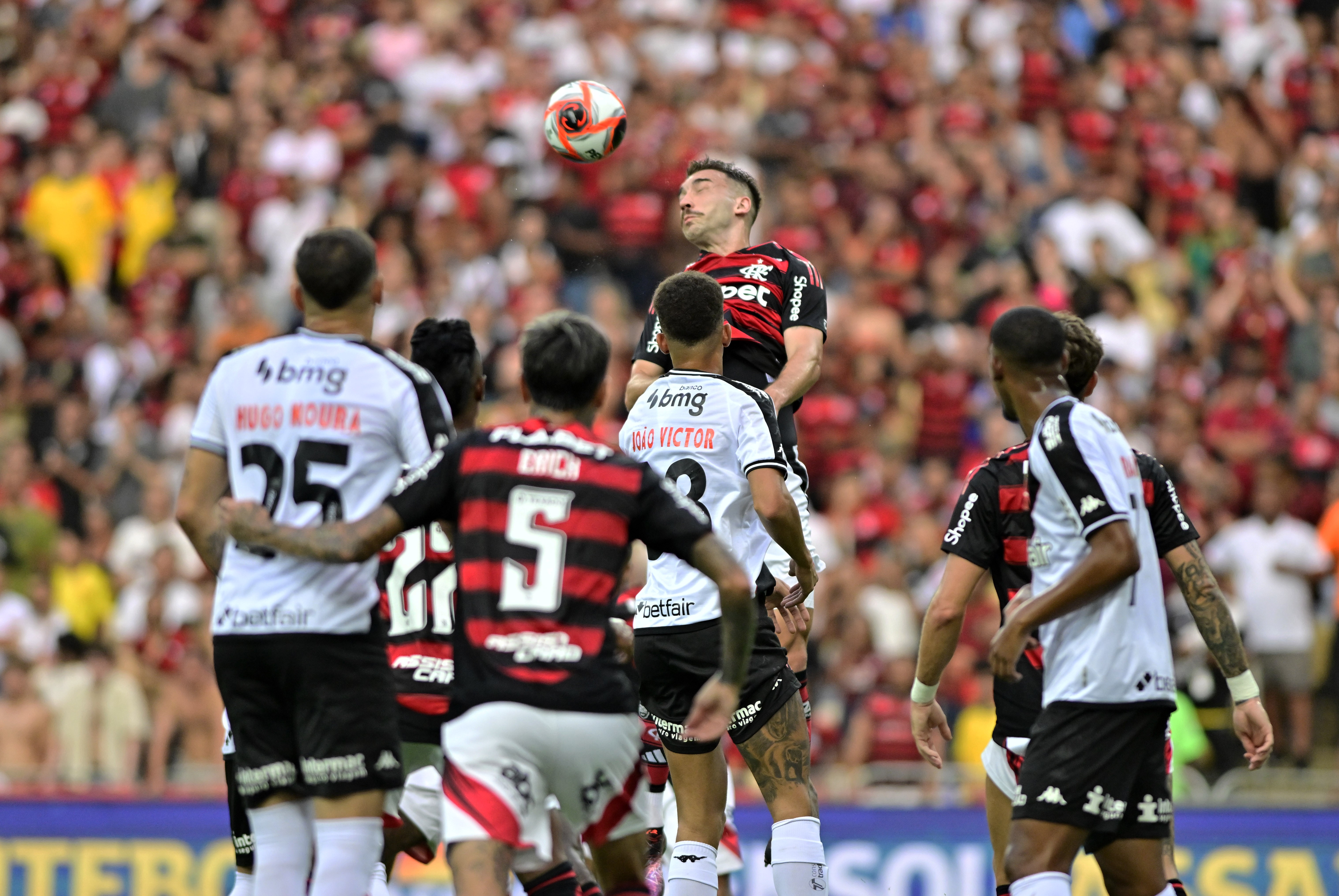 Quantos gols o Flamengo fez e sofreu de bola parada com Filipe Luís até a demissão do auxiliar? Veja