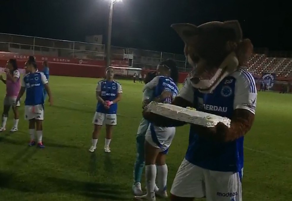 Raposão, do Cruzeiro, ganha bolo de aniversário no Castor Cifuentes