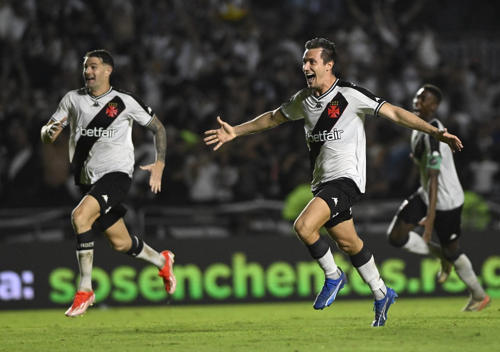 Piton comemora classifica��o do Vasco na Copa do Brasil � Foto: Andr� Dur�o / ge