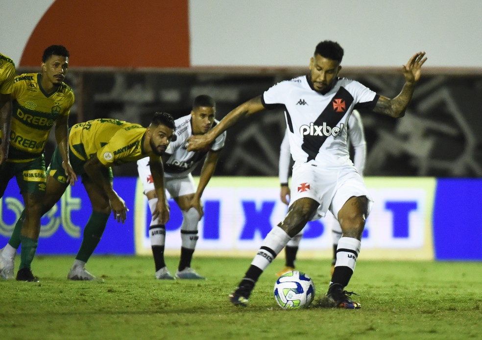 Jair cobra p�nalti do Vasco contra o Cuiab� � Foto: Andr� Dur�o