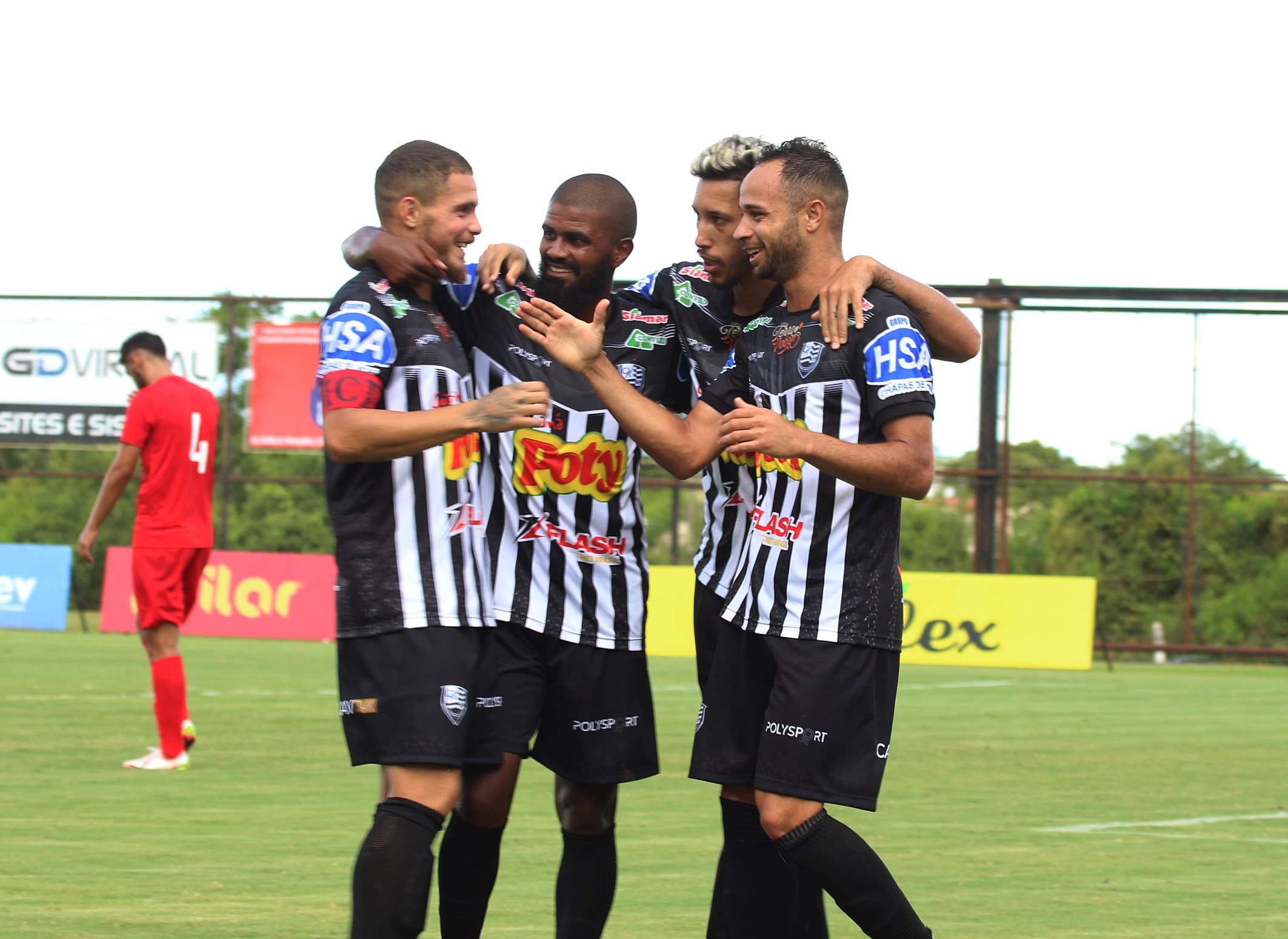 VÍDEO: Zagueiro faz gol contra bizarro no Campeonato Indiano; veja! - Lance!