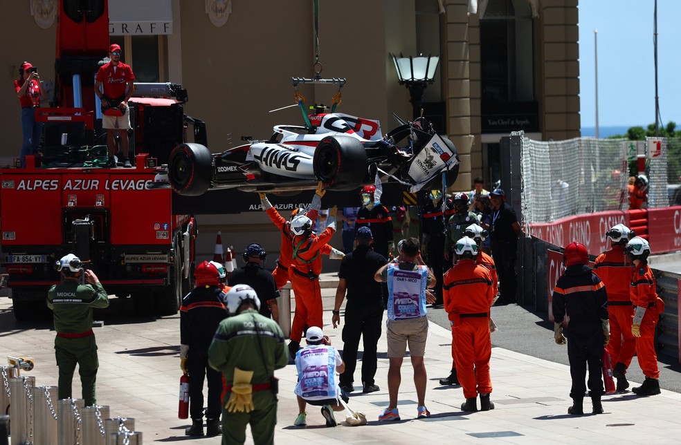 Carro de Oliver Bearman é removido da pista após batida — Foto: Manon Cruz/Reuters