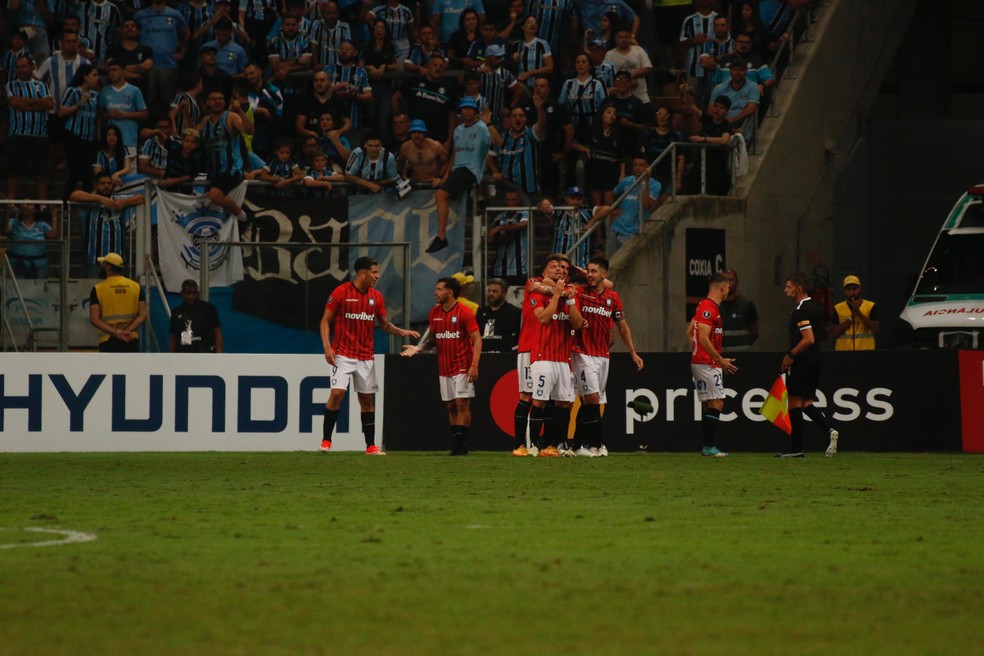Huachipato comemora gol na Arena do Grêmio — Foto: João Victor Teixeira